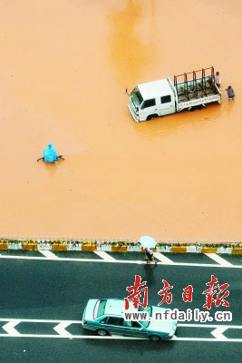 東莞莞太路虎門至東莞方向積水嚴(yán)重,部分車輛受困?！　√K仕日攝