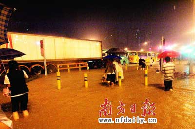 深圳寶安中心城一帶積水深達(dá)半米。丁玎攝