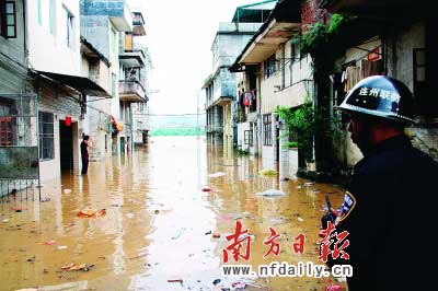 連州市區(qū)出現(xiàn)水浸,一位干警在受災(zāi)點(diǎn)巡邏。　　梁有華陳楚然攝