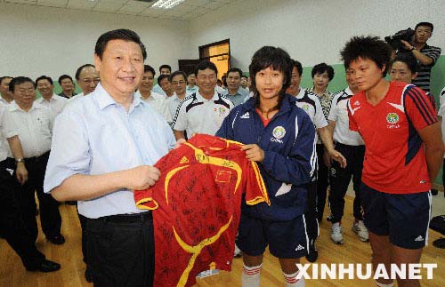 習近平考察奧運秦皇島賽區(qū)現(xiàn)場踢足球(多圖)(4)