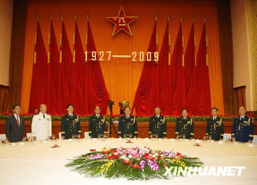 7月31日，中華人民共和國國防部在北京人民大會堂舉行盛大招待會，熱烈慶祝中國人民解放軍建軍82周年。新華社記者王建民攝