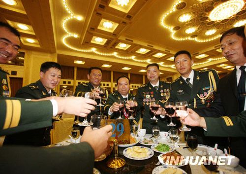 這是出席招待會的解放軍和武警部隊(duì)的英模代表舉杯共慶建軍節(jié)。新華社記者王建民攝