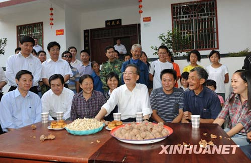 9月24日至26日，中共中央政治局常委、國務院總理溫家寶來到四川地震災區(qū)考察指導災后恢復重建工作，看望慰問廣大干部群眾。這是9月24日，溫家寶在青川縣涼水鎮(zhèn)涼華村災后村民新居院內(nèi)向村民了解安居房建設情況。新華社記者黃敬文攝
