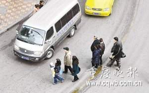 昨日，渝中區(qū)，不少路人隨意穿行在公路中 記者 楊帆 攝