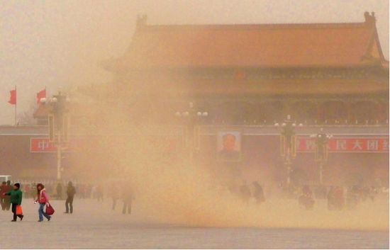 天安門廣場塵土飛揚。圖/CFP