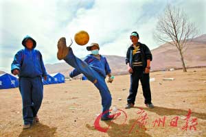 草地上，男孩子們?cè)谔咔颉５卣鸩荒苣⒑⒆拥目鞓?lè)。