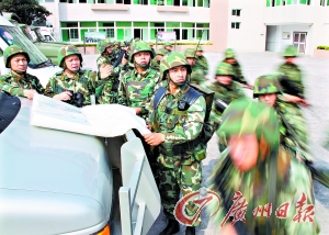 汕頭武警支隊(duì)在演練，反應(yīng)快速。