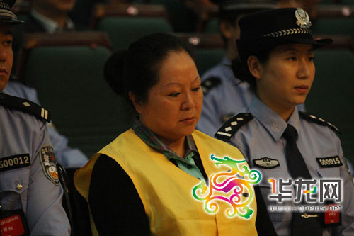 文強妻子周曉亞在今日的宣判現場 市高院供圖 華龍網發(fā)