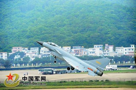 殲-10戰(zhàn)機(jī)正在進(jìn)行飛行表演。