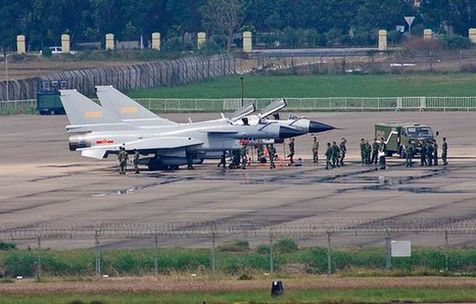 兩架殲-10戰(zhàn)機(jī)降落珠海機(jī)場。