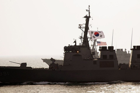資料圖：韓國海軍宙斯盾艦與美國軍艦舉行聯(lián)合軍演。