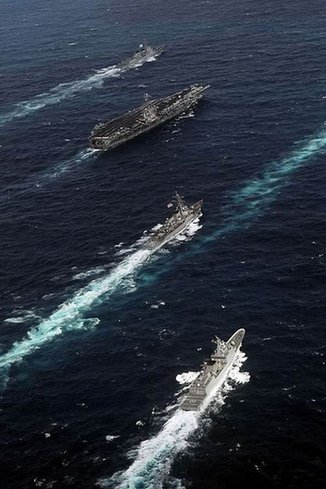 韓美軍隊(duì)在韓國(guó)境內(nèi)舉行“關(guān)鍵決心”聯(lián)合軍事演習(xí)。2009年3月20日，參加美韓聯(lián)合軍演的美國(guó)“斯坦尼斯”號(hào)航母戰(zhàn)斗群與韓國(guó)驅(qū)逐艦編隊(duì)