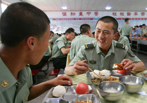 沈陽軍區(qū)禁止個人用公款相互宴請，嚴格控制上下級和同志之間請吃吃請。
