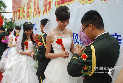 沈陽(yáng)軍區(qū)提倡為官兵舉辦集體婚禮。