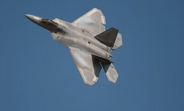 F-22進行飛行表演。