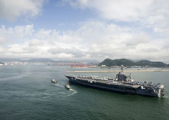 7月21日，參加韓美聯(lián)合軍事演習(xí)的美國(guó)航空母艦“喬治·華盛頓”號(hào)當(dāng)日抵達(dá)韓國(guó)釜山港。