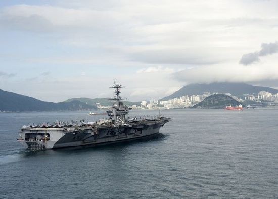 7月21日，參加韓美聯(lián)合軍事演習(xí)的美國(guó)航空母艦“喬治·華盛頓”號(hào)當(dāng)日抵達(dá)韓國(guó)釜山港。