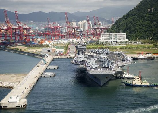 7月21日，參加韓美聯(lián)合軍事演習(xí)的美國(guó)航空母艦“喬治·華盛頓”號(hào)當(dāng)日抵達(dá)韓國(guó)釜山港。