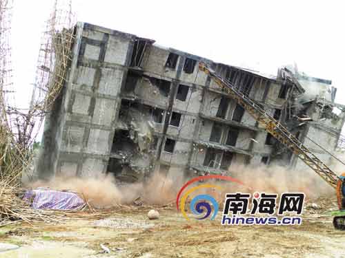 強(qiáng)拆現(xiàn)場，8層違建倒塌瞬間