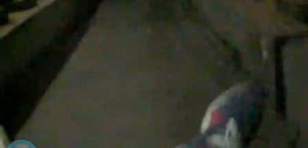 男子躺在在軌道中拍到自己的腳。