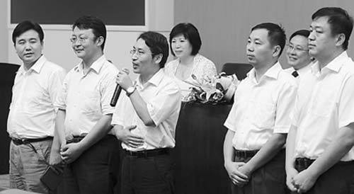 8月13日，北京市委組織部召開北京市2010年公開選拔領(lǐng)導(dǎo)干部工作新聞發(fā)布會，5名局級新任職人員亮相?！⊥踱曊x攝 