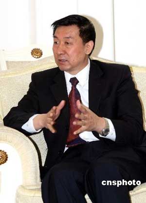 三月二十六日，國家質(zhì)量監(jiān)督檢驗檢疫總局局長王勇在接見香港食物及衛(wèi)生局局長周一岳一行時坦言，隨著人們對食品安全關(guān)注度的提高，及各國在這方面標準的不統(tǒng)一等等原因，世界各國現(xiàn)在都面臨著食品、農(nóng)產(chǎn)品安全的現(xiàn)實挑戰(zhàn)。2月28日，中國出臺的食品安全法，使食品安全在制度上有了保證。 中新社發(fā) 王麗南 攝 
