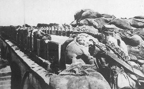 1937年7月7日，日軍進攻盧溝橋。