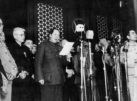 1949年10月1日下午2點55分，中華人民共和國中央人民政府成立，在首都北京舉行典禮。