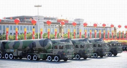 東31甲核導(dǎo)彈方隊通過天安門廣場，