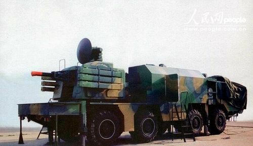 新“陸盾”2000型彈炮合一近程防空武器系統(tǒng)采用了全新的底盤(pán)。炮手在車箱中段全封閉的工作站內(nèi)操作。
