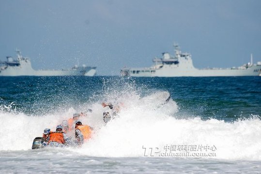 海軍陸戰(zhàn)隊(duì)某旅在惡劣海況下與登陸艦配合進(jìn)行裝卸載訓(xùn)練。宋春偉 攝影報(bào)道
