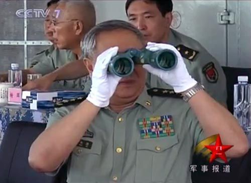 央視新聞視頻截圖：7月26日，中央軍委委員、總參謀長(zhǎng)陳炳德在南海觀摩海軍多兵種合同實(shí)兵實(shí)彈演練。