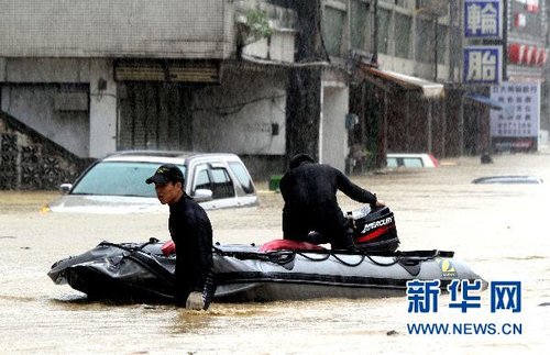 10月21日，救援人員出動(dòng)橡皮艇在臺(tái)灣宜蘭縣蘇澳地區(qū)救災(zāi)。新華社發(fā)