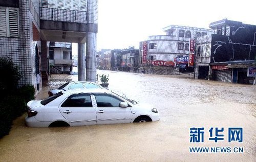 10月21日，洪水將臺灣宜蘭縣蘇澳地區(qū)街道淹沒。新華社發(fā)