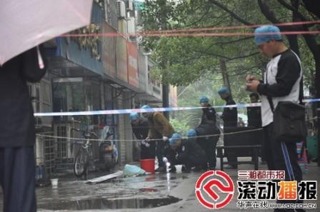 刑警正在現(xiàn)場(chǎng)勘驗(yàn)。  實(shí)習(xí)記者 傅聰 攝