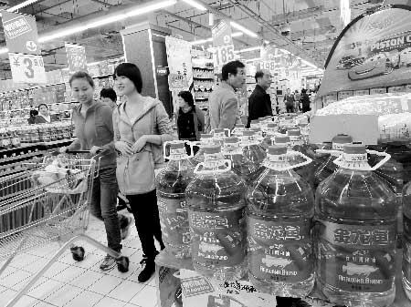 上周統(tǒng)計(jì)數(shù)據(jù)顯示，食用油價格較前一周有所上漲商報記者 王棣/攝 