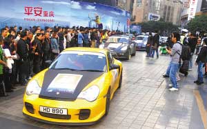 昨日，香港保時(shí)捷車隊(duì)在解放碑吸引市民圍觀。本報(bào)記者 楊新宇 攝