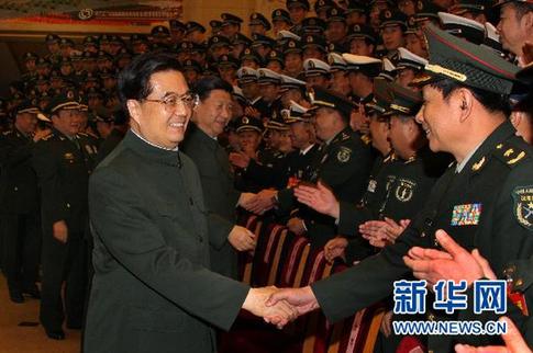 11月2日，中共中央總書記、國家主席、中央軍委主席胡錦濤在北京會見出席全軍武器裝備成建制成系統(tǒng)形成作戰(zhàn)能力和保障能力建設(shè)工作會議的代表。中共中央政治局常委、國家副主席、中央軍委副主席習(xí)近平一同會見。 新華社記者李剛攝