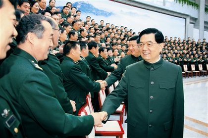 解放軍報(bào)圖片：10月27日，中共中央總書(shū)記、國(guó)家主席、中央軍委主席胡錦濤在北京會(huì)見(jiàn)國(guó)防大學(xué)第五次黨代表大會(huì)全體代表。中共中央政治局常委、國(guó)家副主席、中央軍委副主席習(xí)近平一同會(huì)見(jiàn)。本報(bào)記者 周朝榮攝