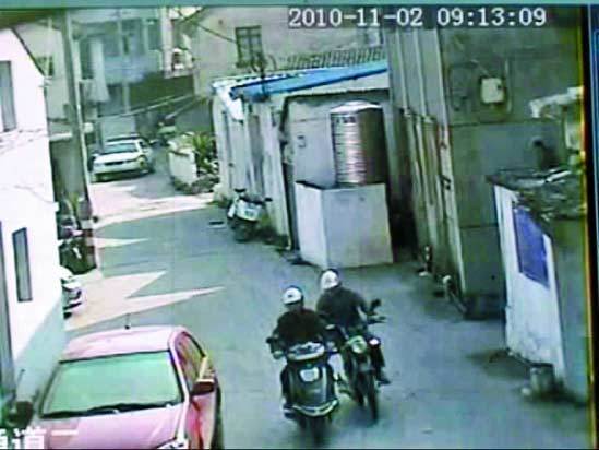 警車悄悄跟進一條小巷。①小偷甲騎的贓車熄火 ②同伙騎摩托拉著跑。