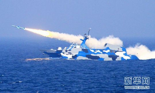 新型導彈艇在演練中對海上目標發(fā)射反艦導彈。