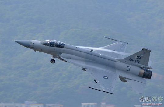 巴基斯坦梟龍戰(zhàn)機進行單機飛行訓練。