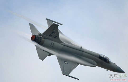 巴基斯坦梟龍戰(zhàn)機進行單機飛行訓練。