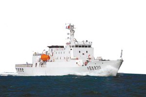 中國最先進漁政船現身釣魚島 漁民執(zhí)意送上肉菜