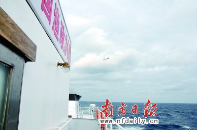 日本偵察機(jī)(紅圈所示)圍繞著我漁政310船上空盤旋。黃應(yīng)來盧松江攝