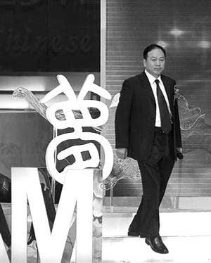 在《南方周末》“2010年度完美中國(guó)夢(mèng)踐行者致敬盛典”上，王克勤接受致敬 （資料圖片）