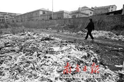 3月24日，浙江臺(tái)州市速起蓄電池有限公司廠房外邊堆滿了廢舊垃圾。近日，臺(tái)州路橋區(qū)峰江街道上陶村139名村民出現(xiàn)由蓄電池污染引起的血鉛含量超標(biāo)