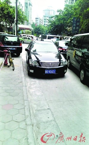 “粵O80421”車在龍口西路逆行（圖片來自網(wǎng)友“人靚聲甜”微博，請(qǐng)與本報(bào)聯(lián)系領(lǐng)取稿酬）。