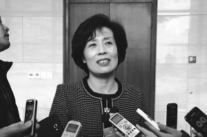 青島大學(xué)副校長(zhǎng)邵峰晶接受記者采訪