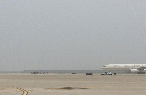  浦東機場T2飛機滑行道上出現(xiàn)攔機者，造成多架外航飛機堵在后面不能移動